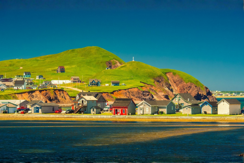 Des &icirc;les canadiennes cach&eacute;es r&eacute;v&egrave;lent des paysages &agrave; couper le souffle avec leurs falaises et plages uniques