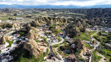 Dormir dans la roche l'expérience unique d'un village troglodyte en Espagne qui fascine les voyageurs
