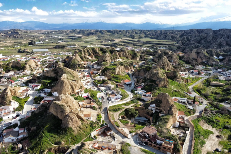 Dormir dans la roche l'exp&eacute;rience unique d'un village troglodyte en Espagne qui fascine les voyageurs