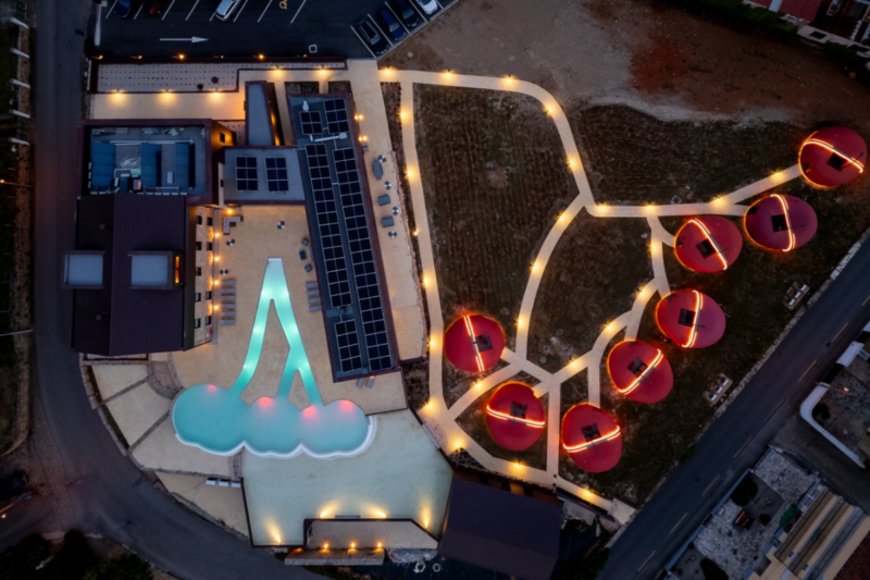 Un h&ocirc;tel portugais enchante avec ses chambres en forme de cerise, un bijou d'architecture