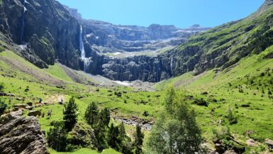 Un trésor caché des Pyrénées dévoile ses falaises vertigineuses et ses cascades spectaculaires
