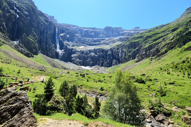 Un trésor caché des Pyrénées dévoile ses falaises vertigineuses et ses cascades spectaculaires