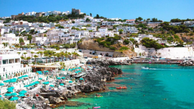 Un village des Pouilles dévoile ses grottes turquoise et son poisson frit face à l'Adriatique, mais reste méconnu