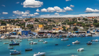 Une île sicilienne dévoile ses trésors cachés entre eaux limpides et criques ensoleillées