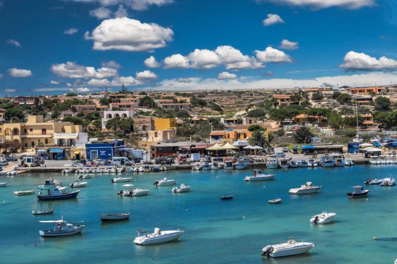 Une &icirc;le sicilienne d&eacute;voile ses tr&eacute;sors cach&eacute;s entre eaux limpides et criques ensoleill&eacute;es