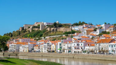 À deux heures de Paris, une ville portugaise charme avec ses plages infinies et son ambiance unique
