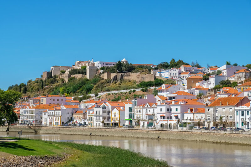À deux heures de Paris, une ville portugaise charme avec ses plages infinies et son ambiance unique
