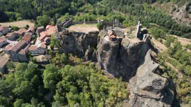 Ce village secret de Haute-Loire émerveille par son paysage volcanique inattendu