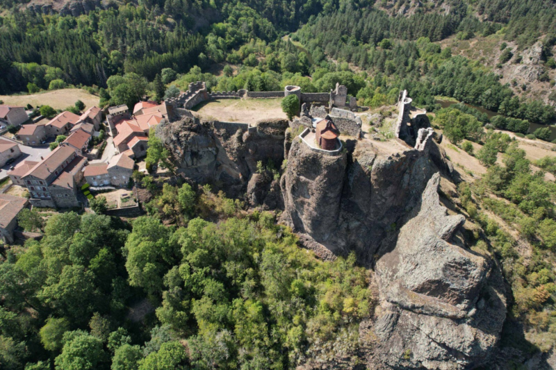 Ce village secret de Haute-Loire &eacute;merveille par son paysage volcanique inattendu