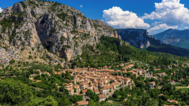 Ce village secret des Alpes fascine par ses falaises vertigineuses et ses nuits étoilées