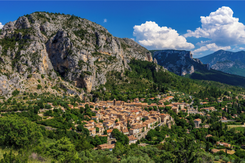 Ce village secret des Alpes fascine par ses falaises vertigineuses et ses nuits &eacute;toil&eacute;es