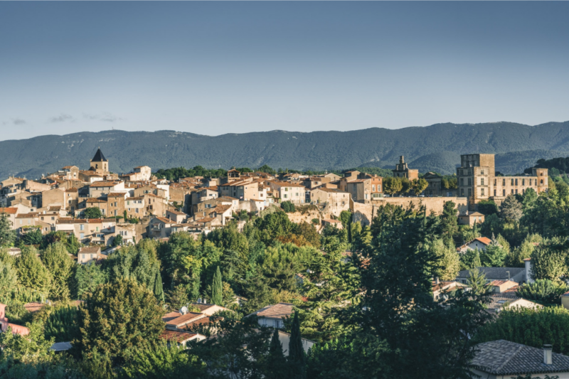 Ce village secret du Luberon &eacute;merveille par sa beaut&eacute; naturelle et son charme intemporel