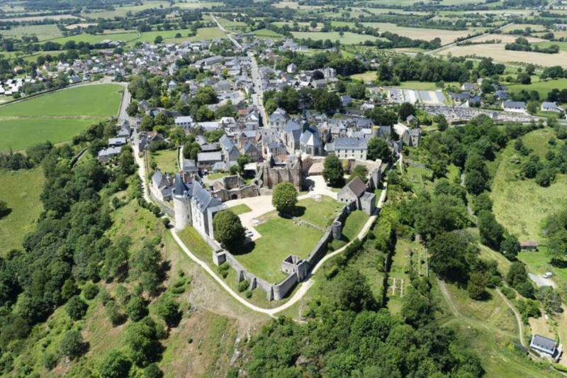 Ce village secret du Pays de la Loire vous transporte au c&oelig;ur du Moyen-&Acirc;ge, pr&eacute;parez-vous &agrave; &ecirc;tre &eacute;merveill&eacute;