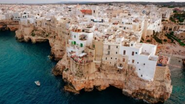 Un village secret d'Italie dévoile ses falaises magiques et eaux turquoise, un paradis caché