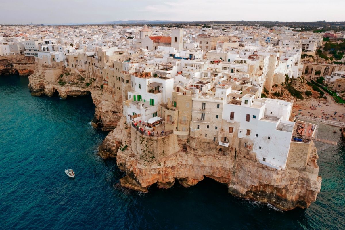 Un village secret d'Italie d&eacute;voile ses falaises magiques et eaux turquoise, un paradis cach&eacute;
