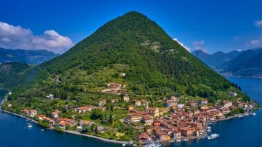 Une île en Lombardie émerge du lac et charme par son village pittoresque