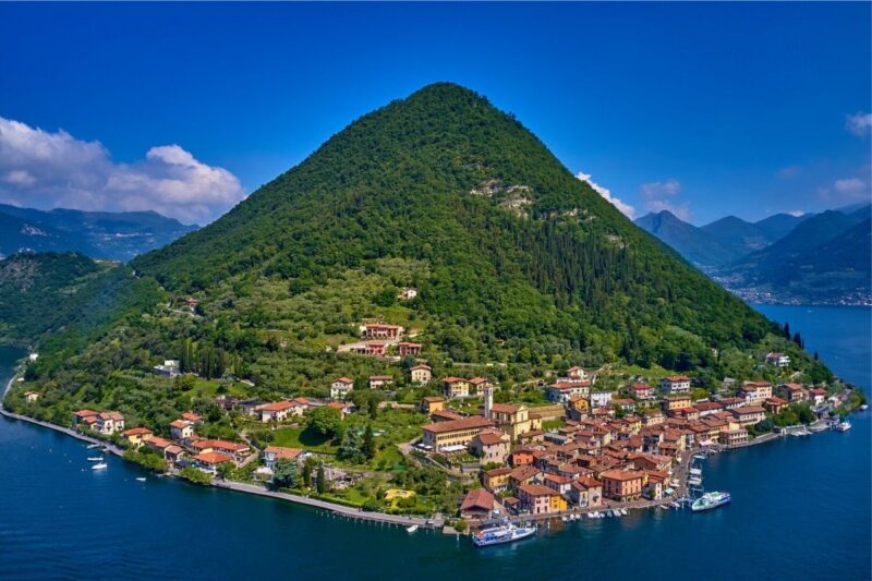 Une &icirc;le en Lombardie &eacute;merge du lac et charme par son village pittoresque
