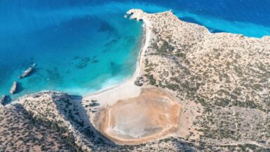 Une île grecque dévoile ses plages intactes et sa faune exceptionnelle, un paradis préservé