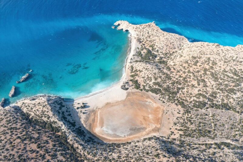 Une &icirc;le grecque d&eacute;voile ses plages intactes et sa faune exceptionnelle, un paradis pr&eacute;serv&eacute;