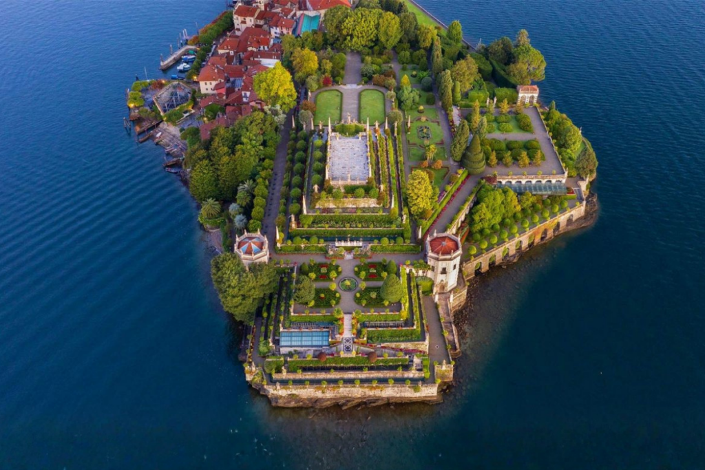 Une île italienne dévoile un palais baroque du XVIIe siècle et ses jardins en cascades fascinants