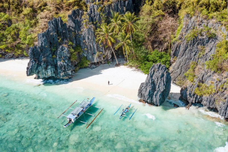 Une plage philippine &eacute;lue plus belle du monde attire les regards avec son rocher majestueux
