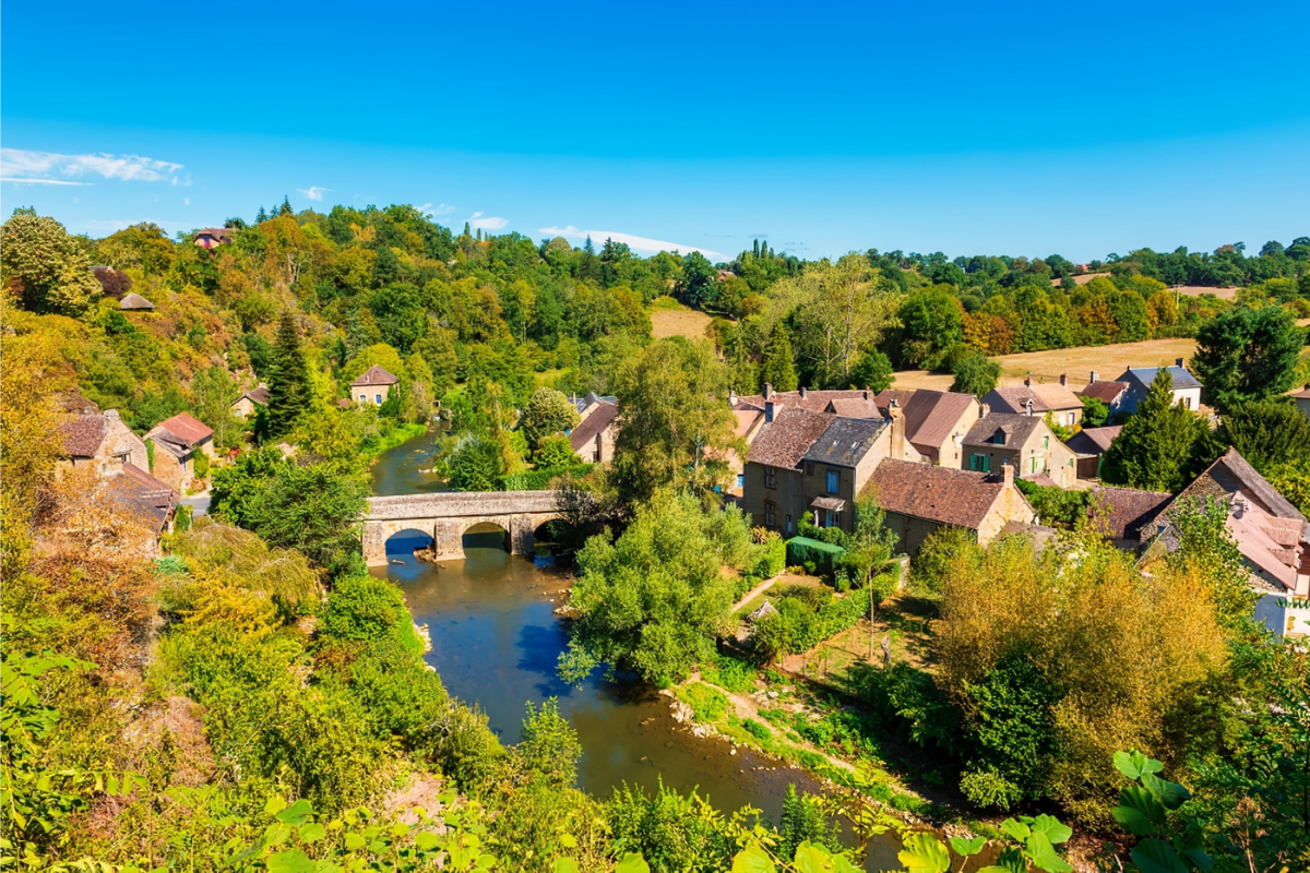 Ce village cach&eacute; en France &eacute;merveille les retrait&eacute;s avec son charme intemporel et secret