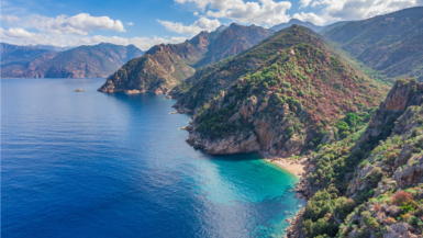 Ce village corse caché offre un panorama à couper le souffle sur des calanques féériques