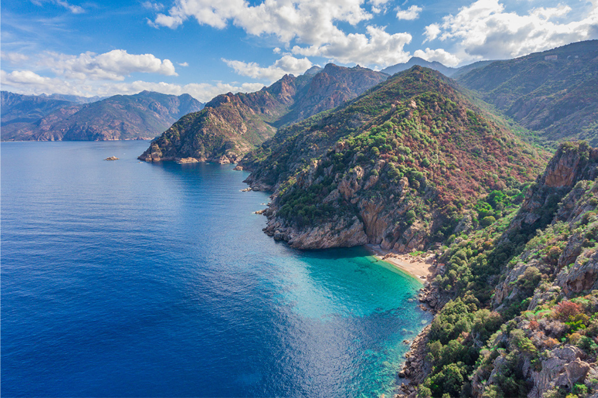 Ce village corse cach&eacute; offre un panorama &agrave; couper le souffle sur des calanques f&eacute;&eacute;riques