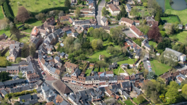 Découvrez ce village normand caché à 1h de Paris qui semble figé au Moyen Âge