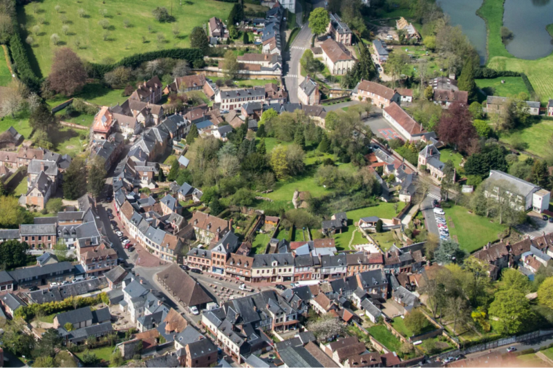 D&eacute;couvrez ce village normand cach&eacute; &agrave; 1h de Paris qui semble fig&eacute; au Moyen &Acirc;ge