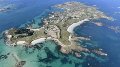 Découvrez l'île bretonne secrète où jardins exotiques et océan sauvage fascinent les visiteurs