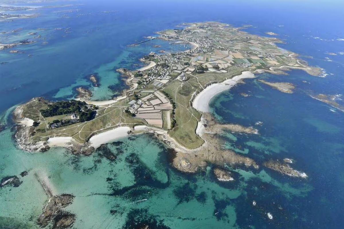 D&eacute;couvrez l'&icirc;le bretonne secr&egrave;te o&ugrave; jardins exotiques et oc&eacute;an sauvage fascinent les visiteurs
