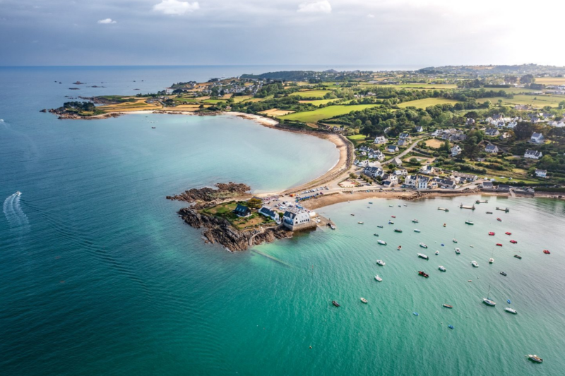Un paradis cach&eacute; en Bretagne &eacute;merveille avec ses eaux turquoise et son sable blanc