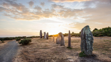 Un site préhistorique caché en Bretagne émerveille les visiteurs et défie Carnac