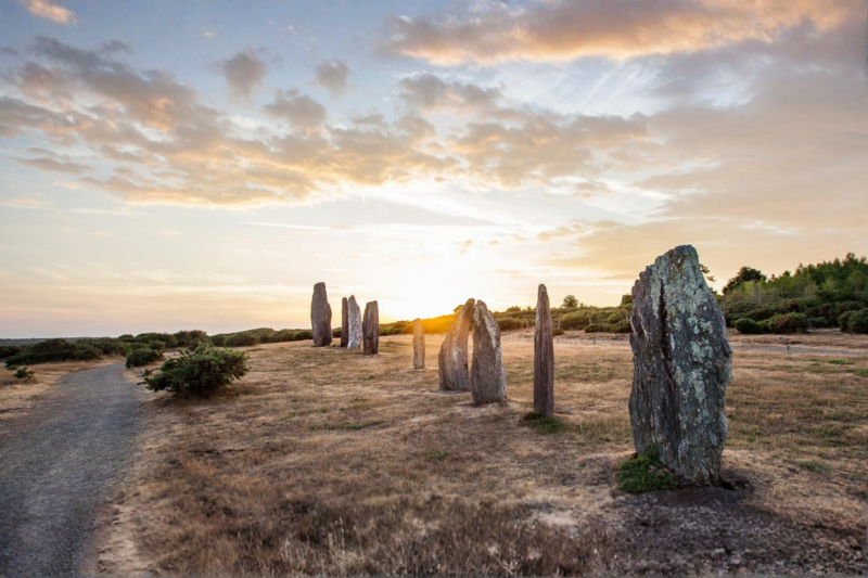 Un site pr&eacute;historique cach&eacute; en Bretagne &eacute;merveille les visiteurs et d&eacute;fie Carnac