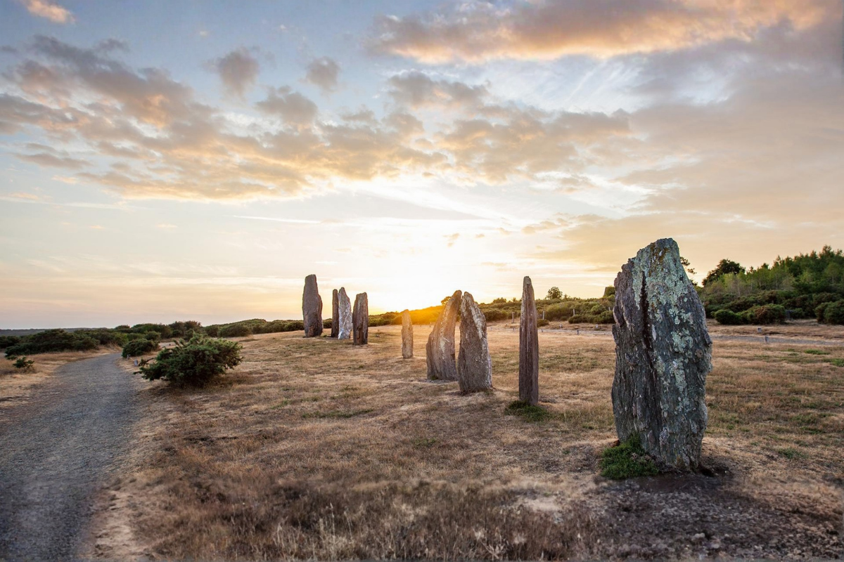 Un site pr&eacute;historique cach&eacute; en Bretagne &eacute;merveille les visiteurs et d&eacute;fie Carnac