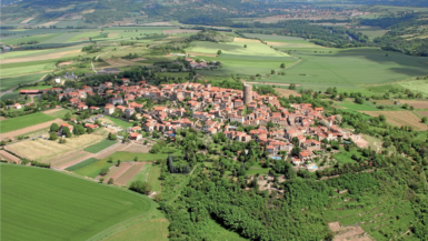 Un village auvergnat révèle un secret médiéval caché dans ses pierres dorées, préparez-vous à être émerveillés