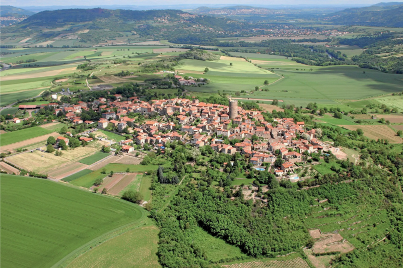 Un village auvergnat r&eacute;v&egrave;le un secret m&eacute;di&eacute;val cach&eacute; dans ses pierres dor&eacute;es, pr&eacute;parez-vous &agrave; &ecirc;tre &eacute;merveill&eacute;s