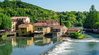 Un village italien enchanteur où les moulins racontent des histoires colorées