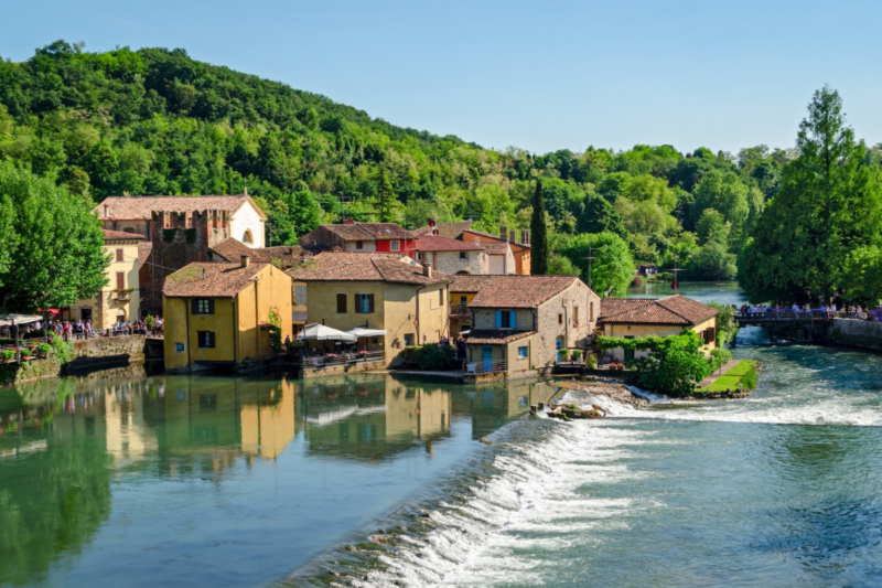 Un village italien enchanteur o&ugrave; les moulins racontent des histoires color&eacute;es