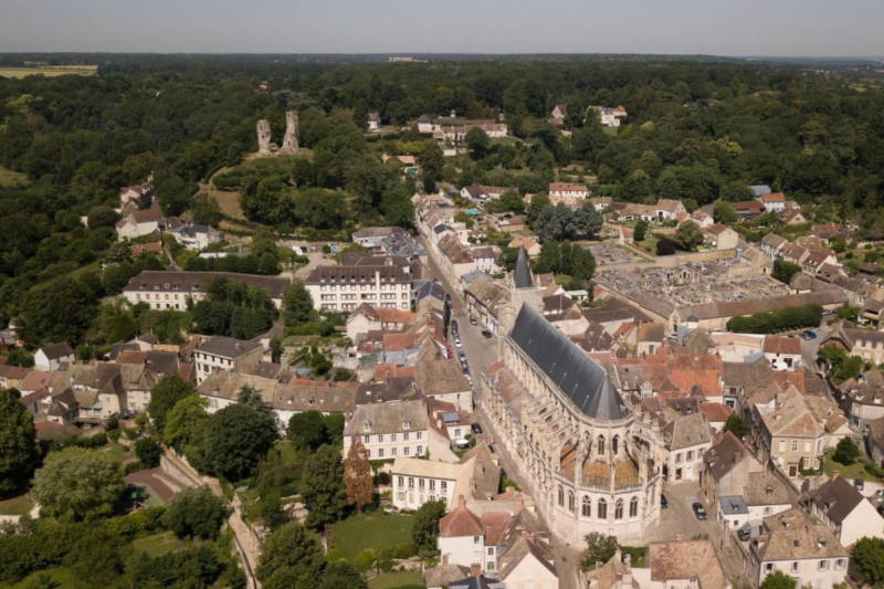 Un village médiéval caché près de Paris promet un printemps sans stress et sans métro