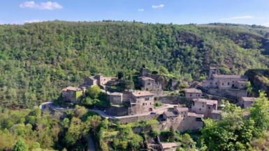 Une cité médiévale oubliée en France promet une escapade estivale pleine de charme et d'histoire