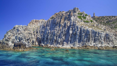 Une île cachée en Sardaigne révèle des criques idylliques et un village hors du temps