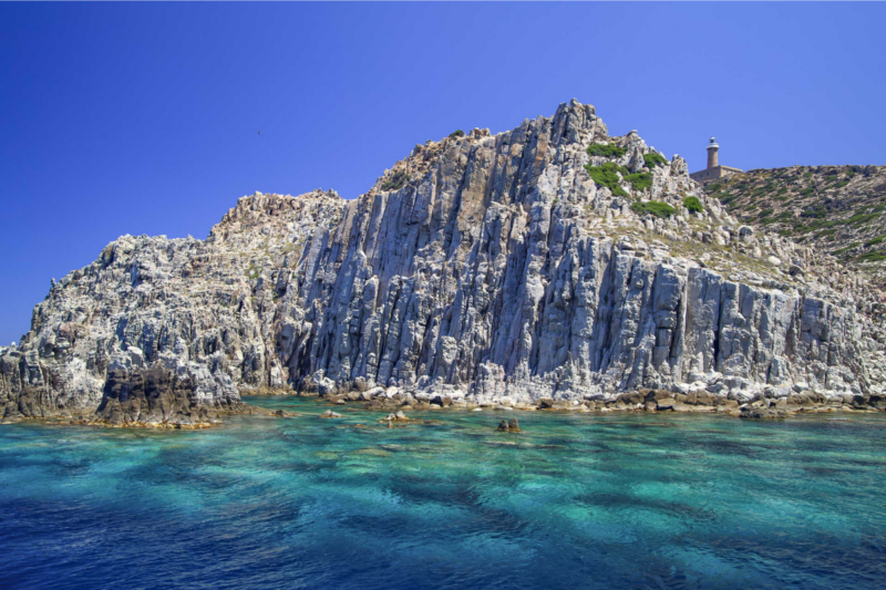 Une &icirc;le cach&eacute;e en Sardaigne r&eacute;v&egrave;le des criques idylliques et un village hors du temps