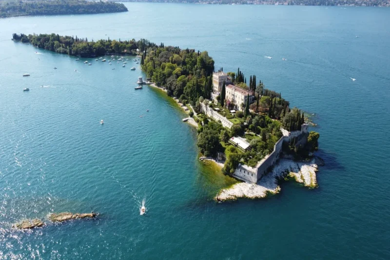 Une &icirc;le du lac de Garde r&eacute;v&egrave;le une &eacute;pave fascinante pour les passionn&eacute;s de plong&eacute;e