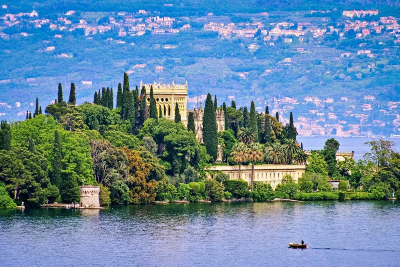 Une &icirc;le italienne d&eacute;voile ses jardins secrets autour d'une villa v&eacute;nitienne &agrave; visiter