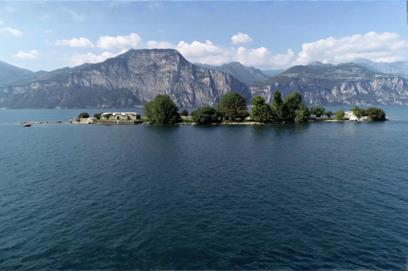 Une &icirc;le m&eacute;connue du lac de Garde r&eacute;v&egrave;le des vestiges &eacute;mouvants de la Seconde Guerre mondiale