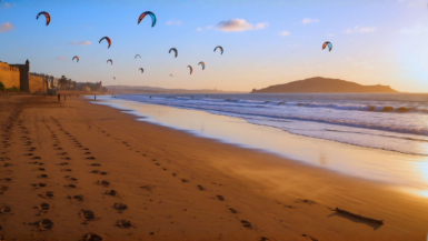 Une plage marocaine dévoile un tapis de céramiques digne d'un film à ciel ouvert