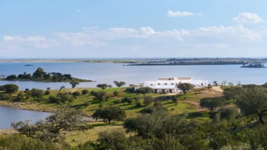 Une villa au bord du lac d'Alqueva au Portugal offre un havre de paix exceptionnel