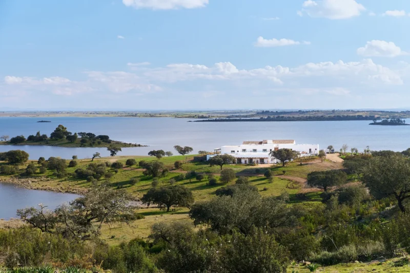 Une villa au bord du lac d'Alqueva au Portugal offre un havre de paix exceptionnel